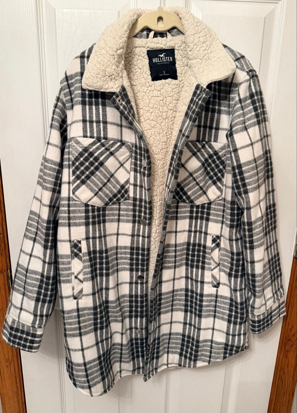 Hollister Sherpa-Lined Gray, Black, and White Plaid Shirt Jacket Size:Small